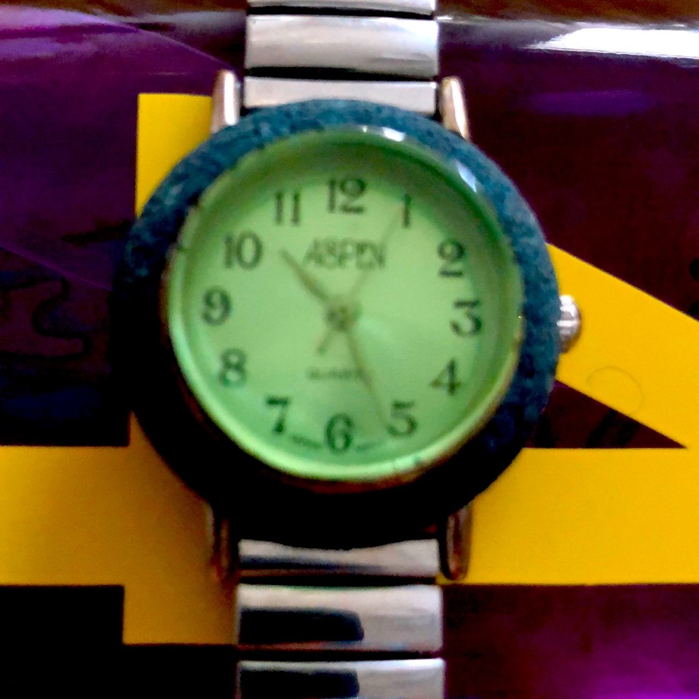 Ladies expandable stainless steel watch. Japanese movement.